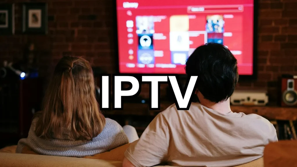Personas viendo IPTV en Smart TV